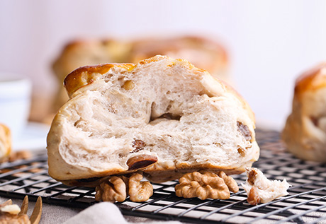 AGOLYN walnut kernel bread 